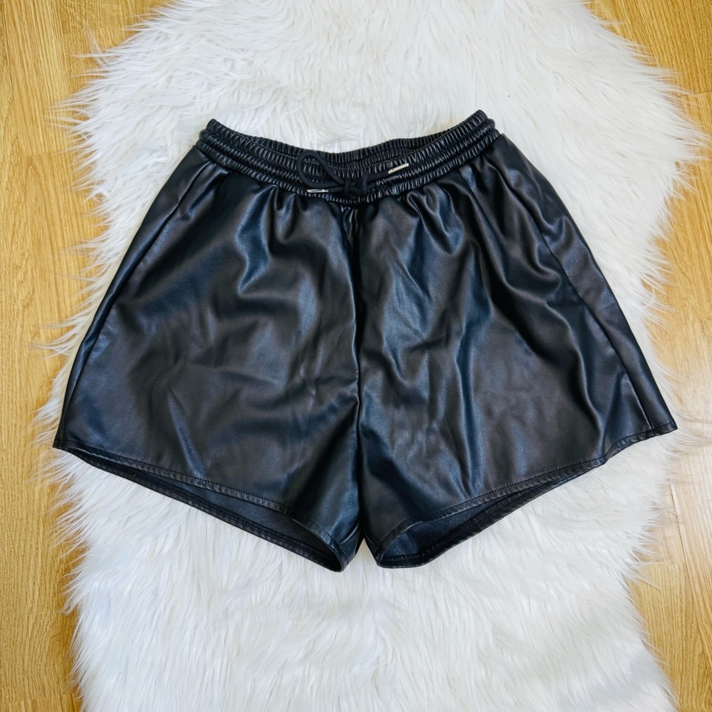 URBAN PLANET | Faux Leather Shorts in Black Size Medium